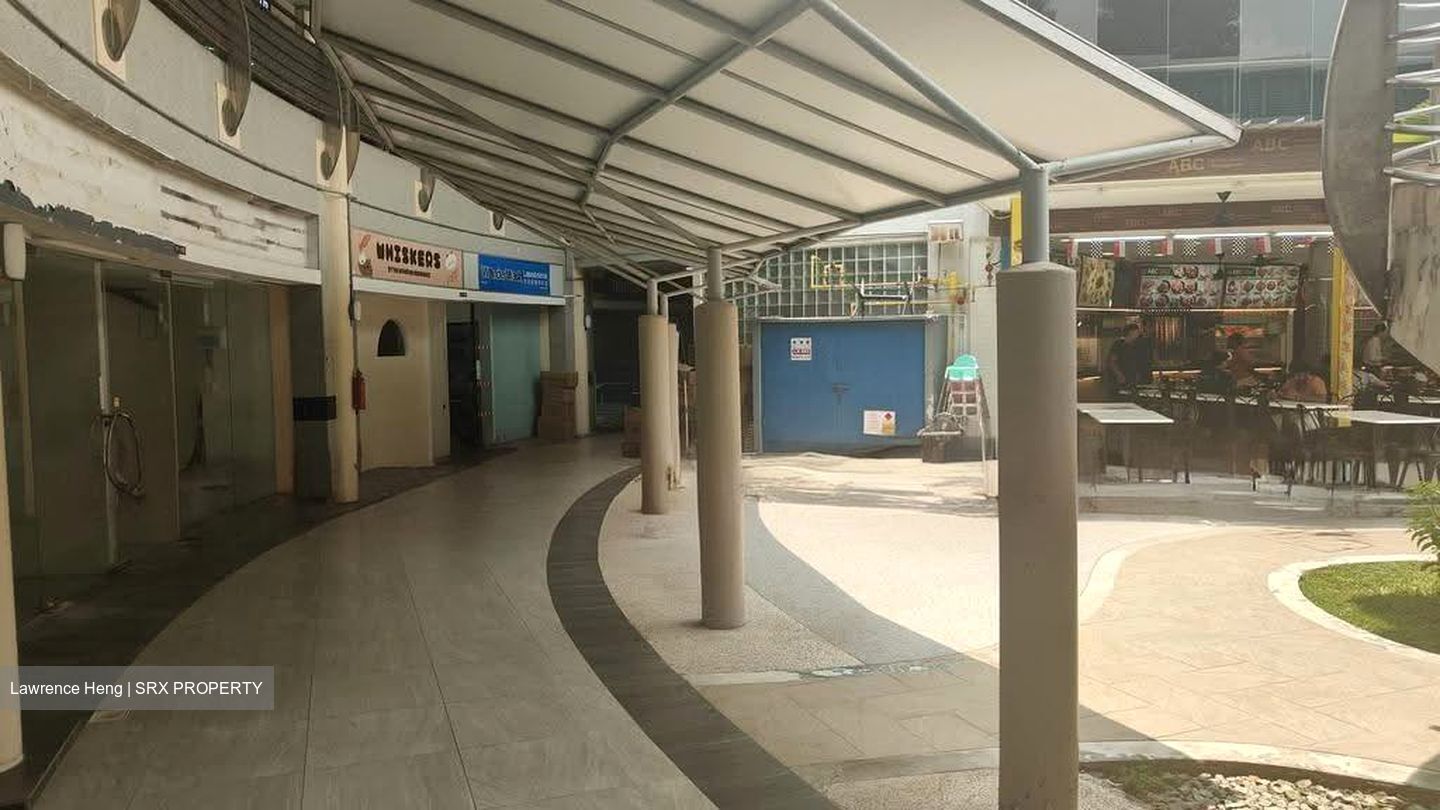 Elias Mall (D18), Retail #623529861